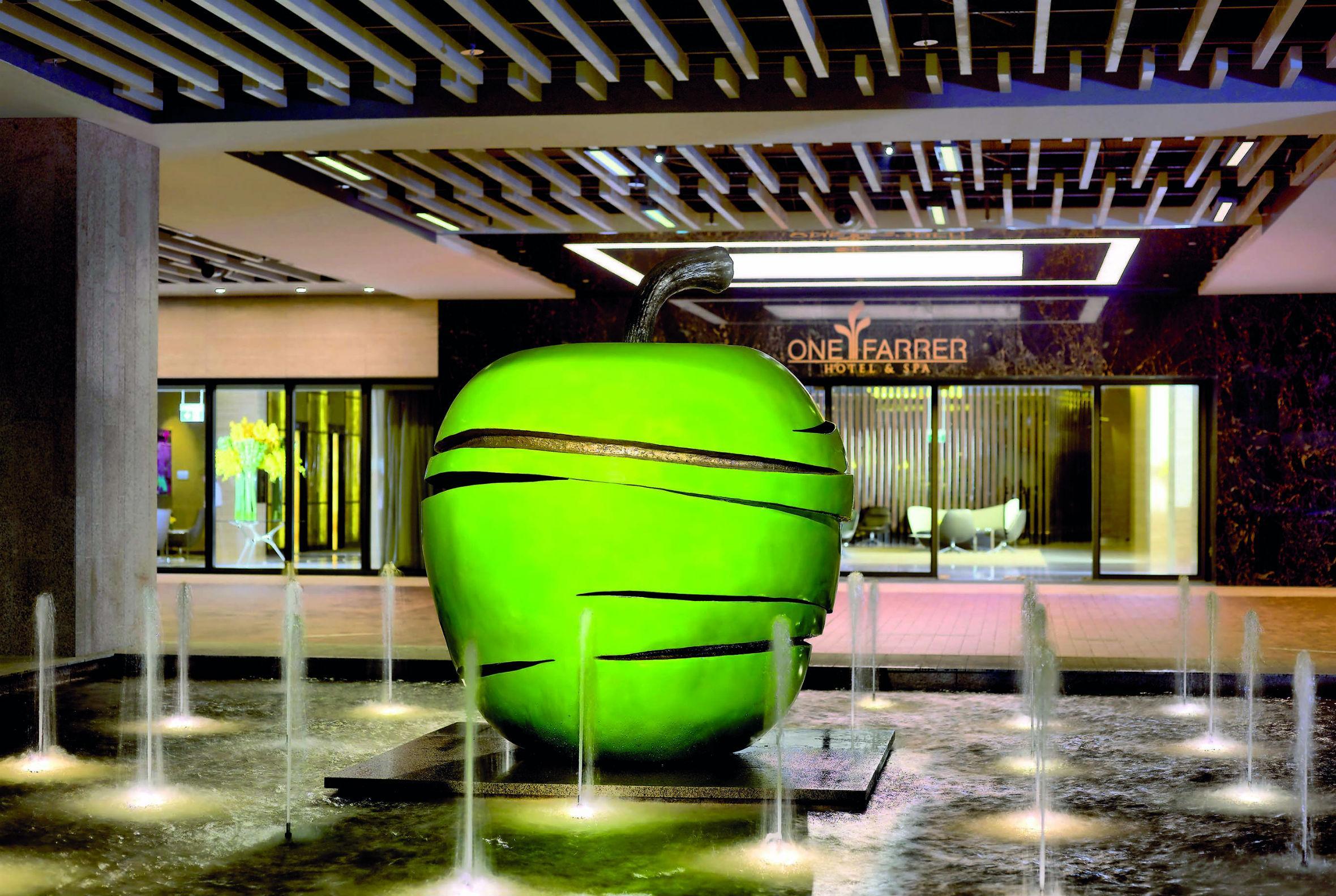 One Farrer Hotel Σιγκαπούρη Εξωτερικό φωτογραφία The Green Apple Fountain