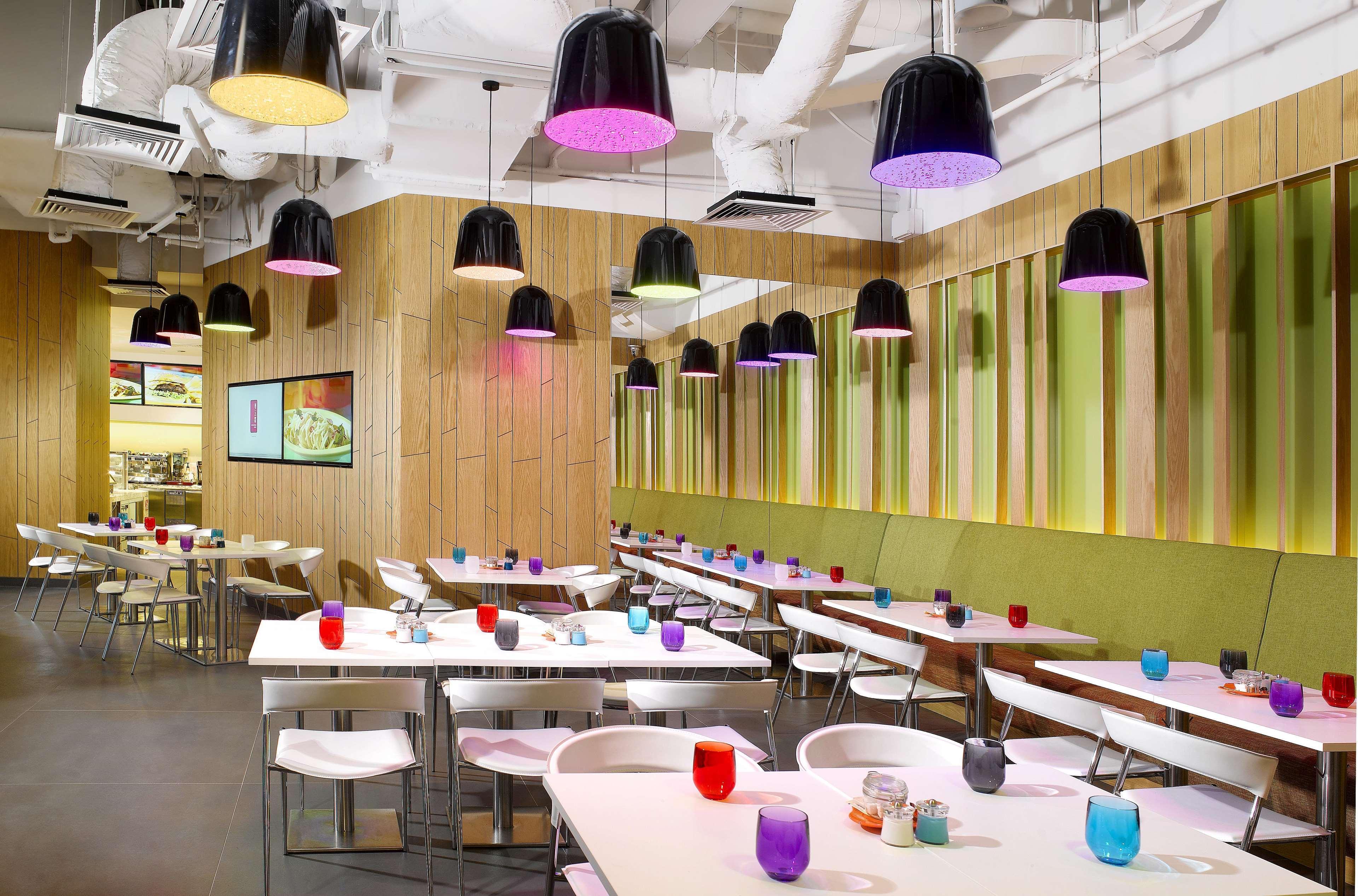 One Farrer Hotel Σιγκαπούρη Εξωτερικό φωτογραφία Interior of a YO! Sushi restaurant
